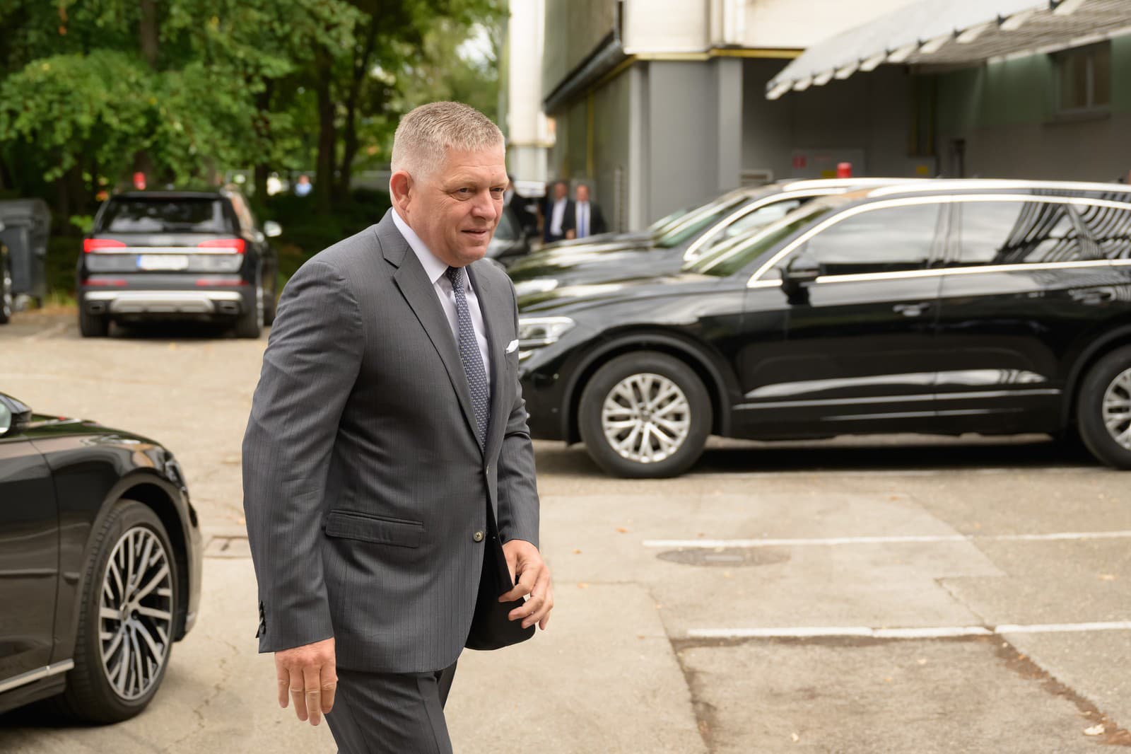 Predseda vlády SR Robert Fico (Smer-SD) prichádza na výjazdové zasadnutie v areáli národného výstaviska Agrokomplex v Nitre.