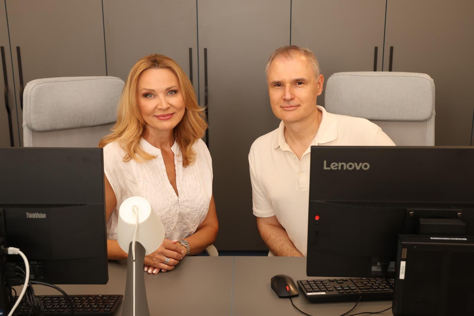 Moderátori STVR Janette Štefánková a Ľubomír Bajaník