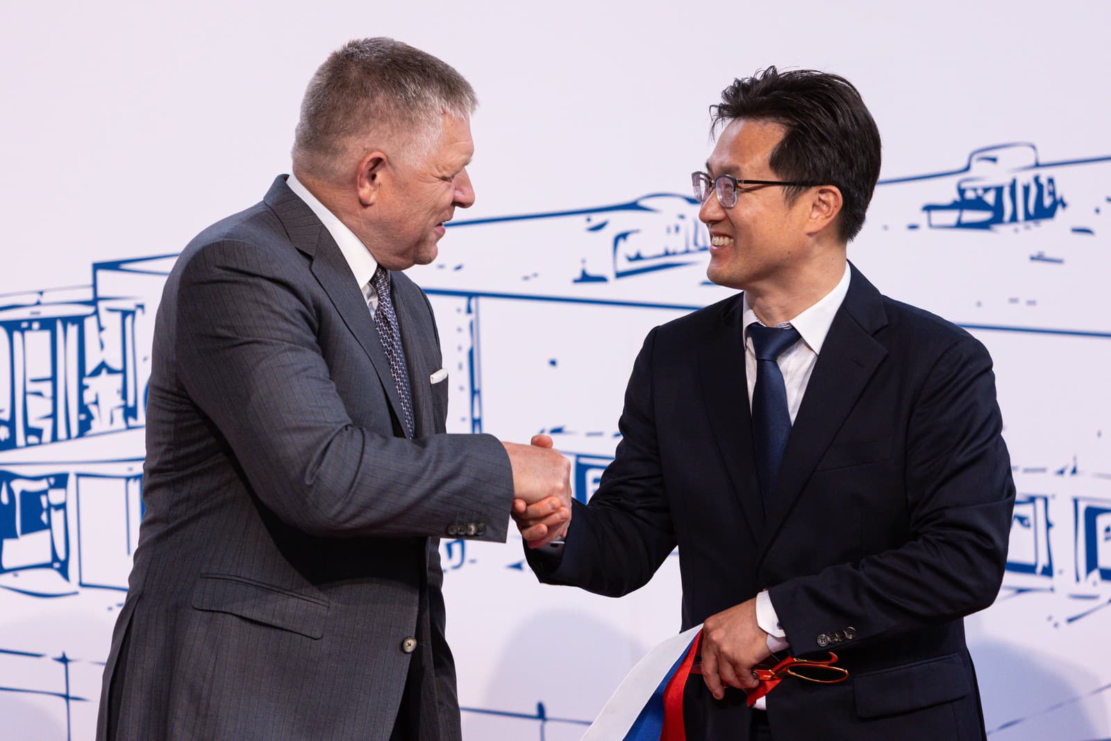 Na snímke zľava predseda vlády SR Robert Fico (Smer-SD) a konateľ a prezident spoločnosti Mobis Slovakia Kang Shin Young počas slávnostného otvorenia nového závodu Hyundai Mobis v Novákoch