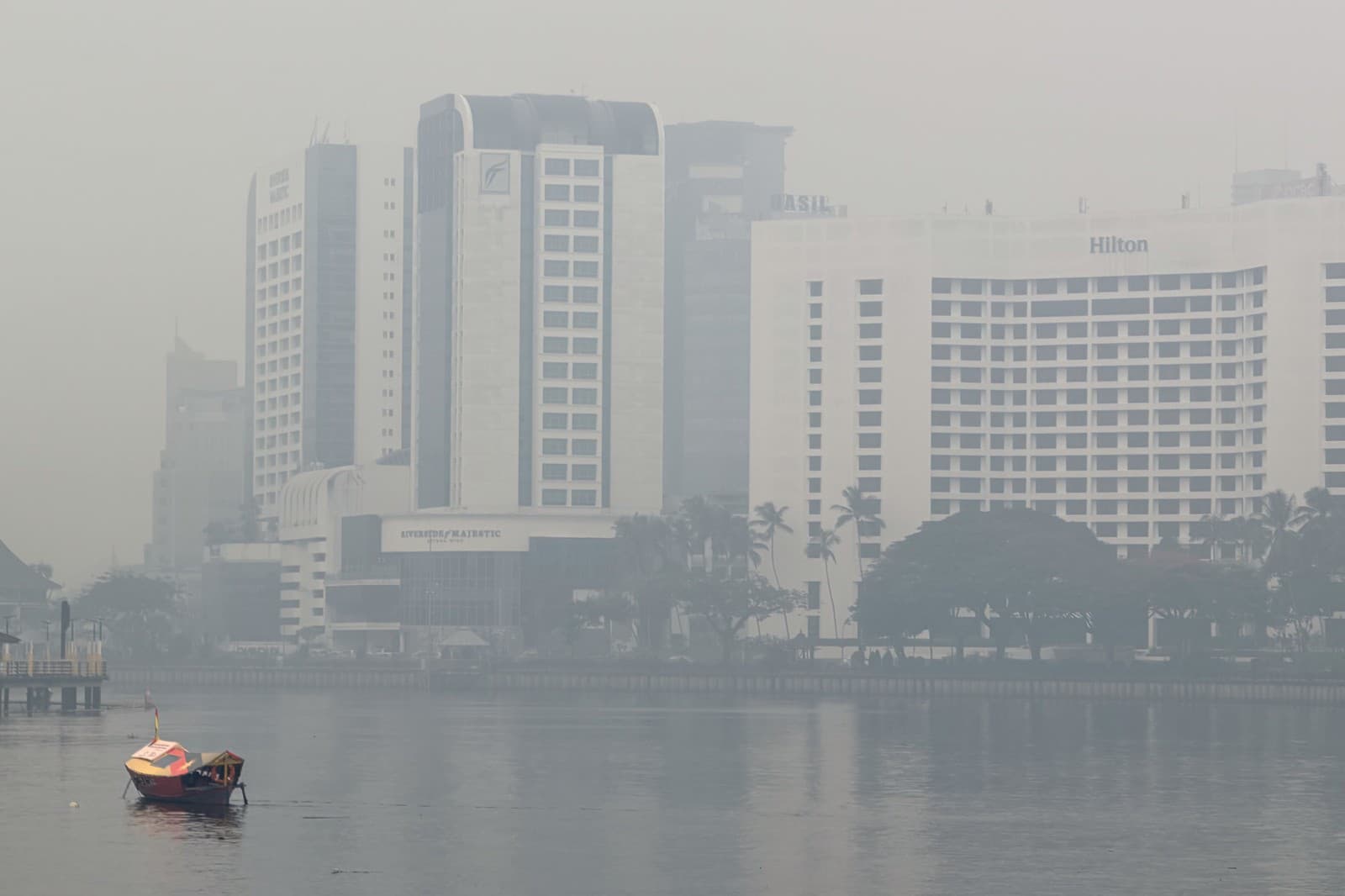 Smog v meste Kuching v štáte Sarawak v Malajzii.