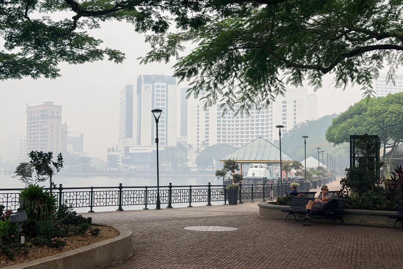 Smog v meste Kuching v štáte Sarawak v Malajzii.