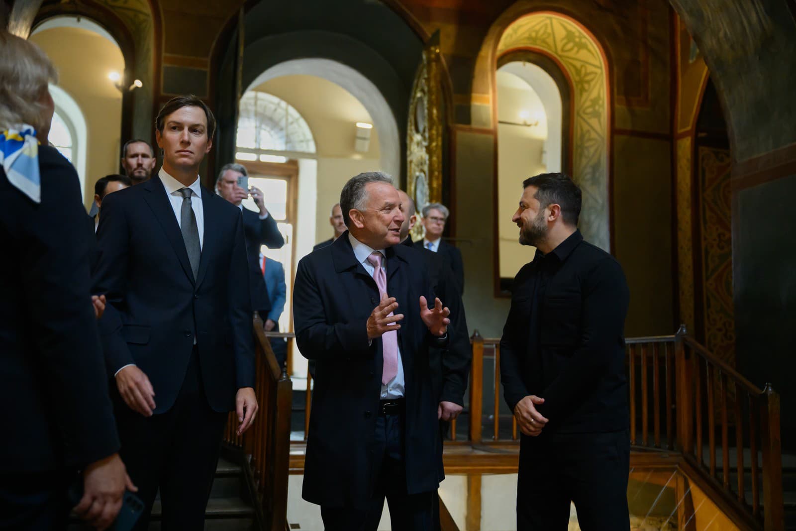 Vyslanci amerického prezidenta Jared Kushner (vľavo) a Steve Witkoff (uprostred) a ukrajinský prezident Volodymyr Zelenskyj počas návštevy Chrámu sv. Sofie pred spoločnými rozhovormi v Kyjeve 6. septembra 2026.