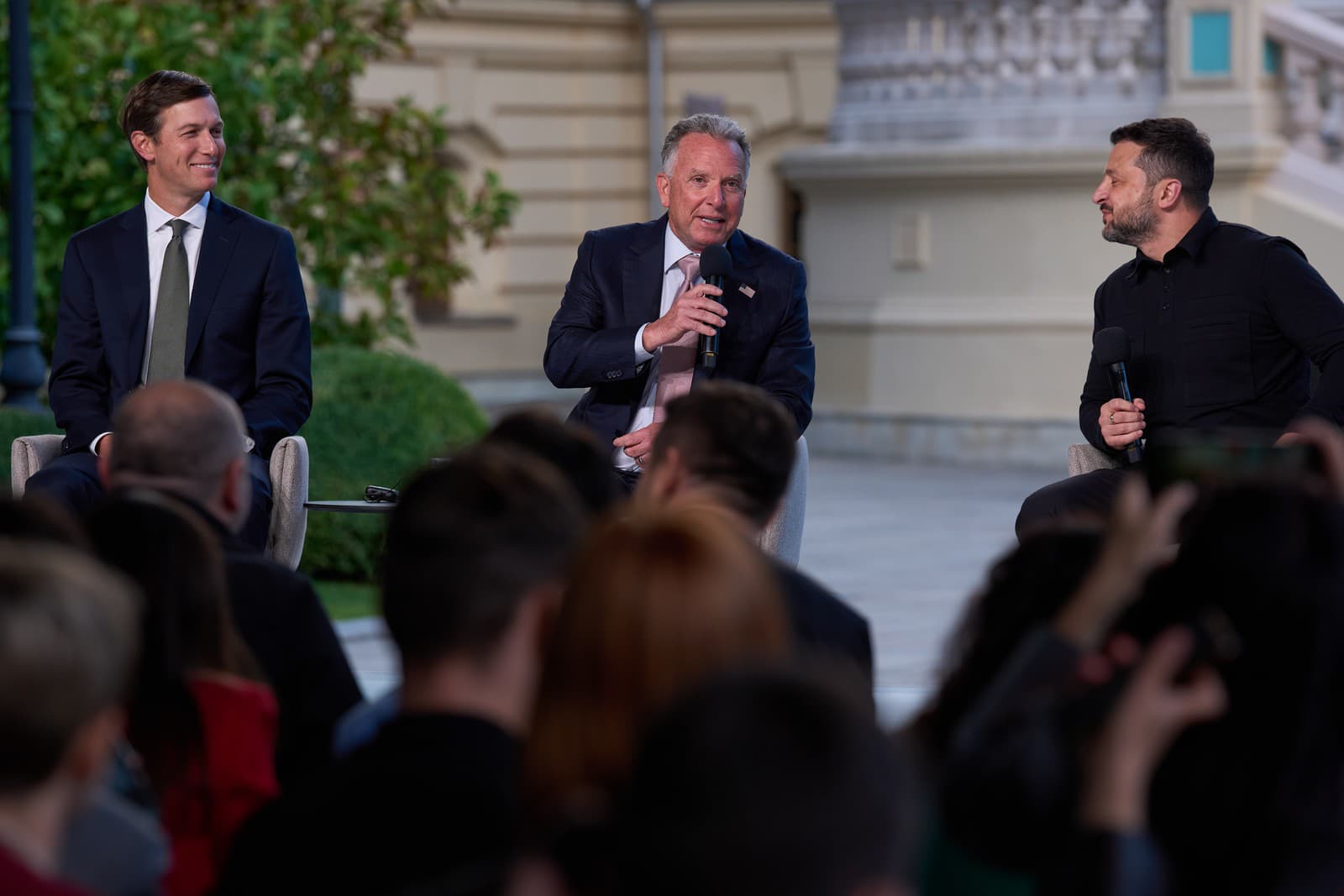 Vyslanci amerického prezidenta Jared Kushner (vľavo) a Steve Witkoff (uprostred) a ukrajinský prezident Volodymyr Zelenskyj počas tlačovej konferencie po spoločnom stretnutí v Kyjeve 6. septembra 2026.