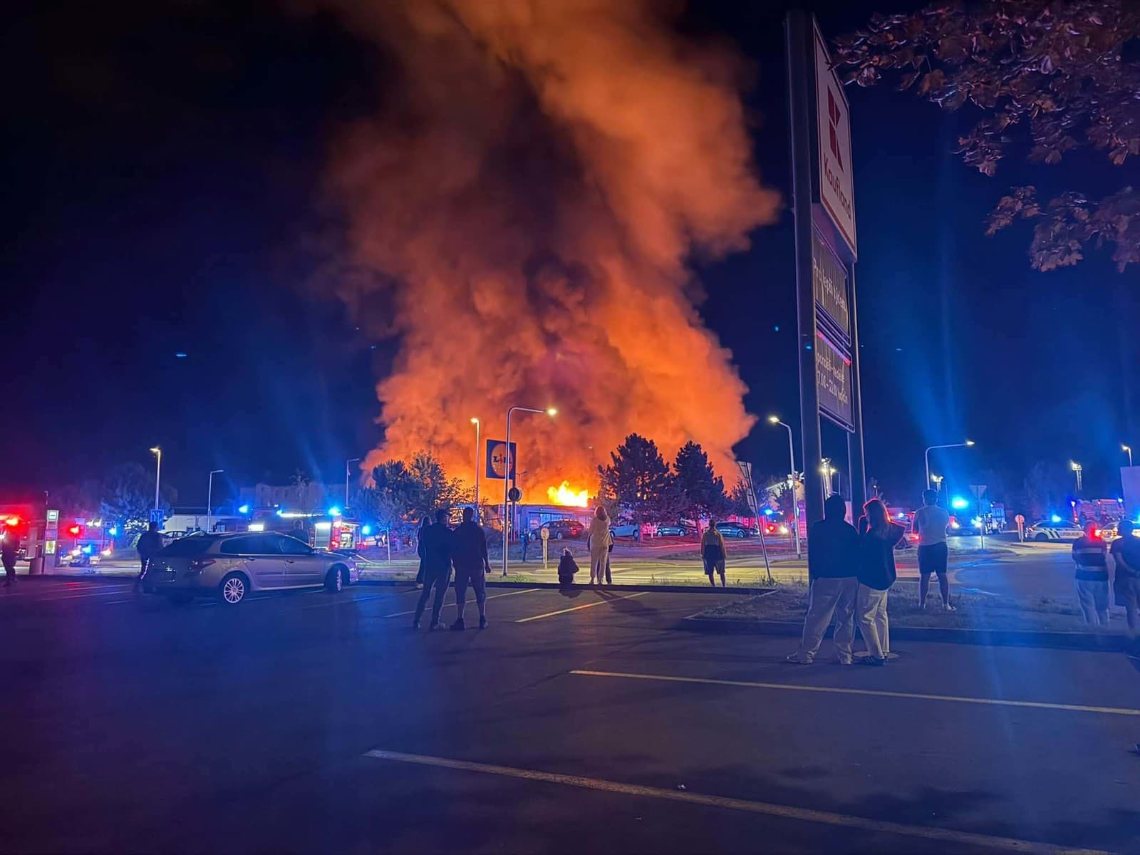 MIMORIADNE Obrovský požiar predajne