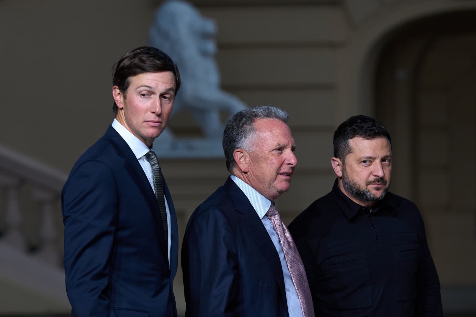 Ukrajinský prezident Volodymyr Zelenskyj (vpravo) sa rozpráva s vyslancami amerického prezidenta Donalda Trumpa Stevom Witkoffom (v strede) a Jaredom Kushnerom na konci spoločnej tlačovej konferencie po ich stretnutí v Kyjeve.