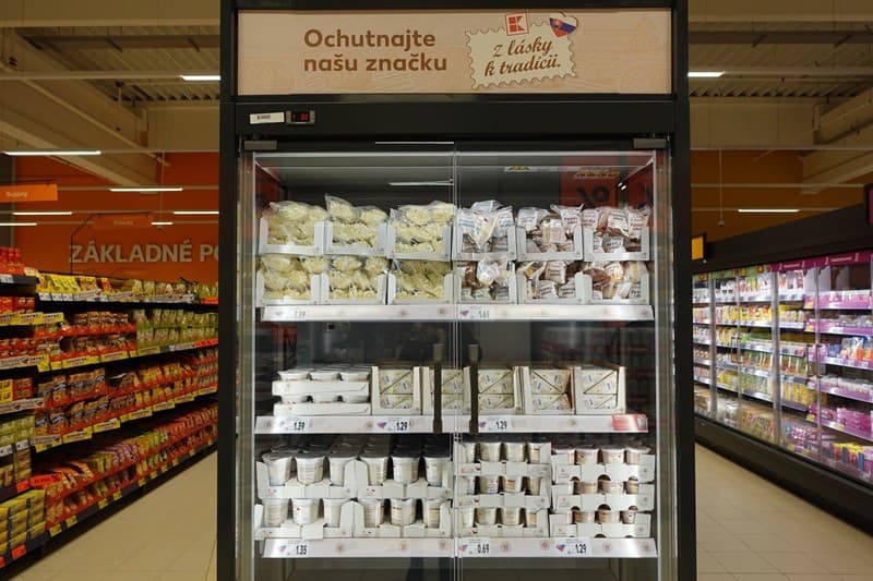 Šunky, syry, pečivo,  trvanlivé produkty, nápoje či sladkosti majú v regáloch nižšie ceny.