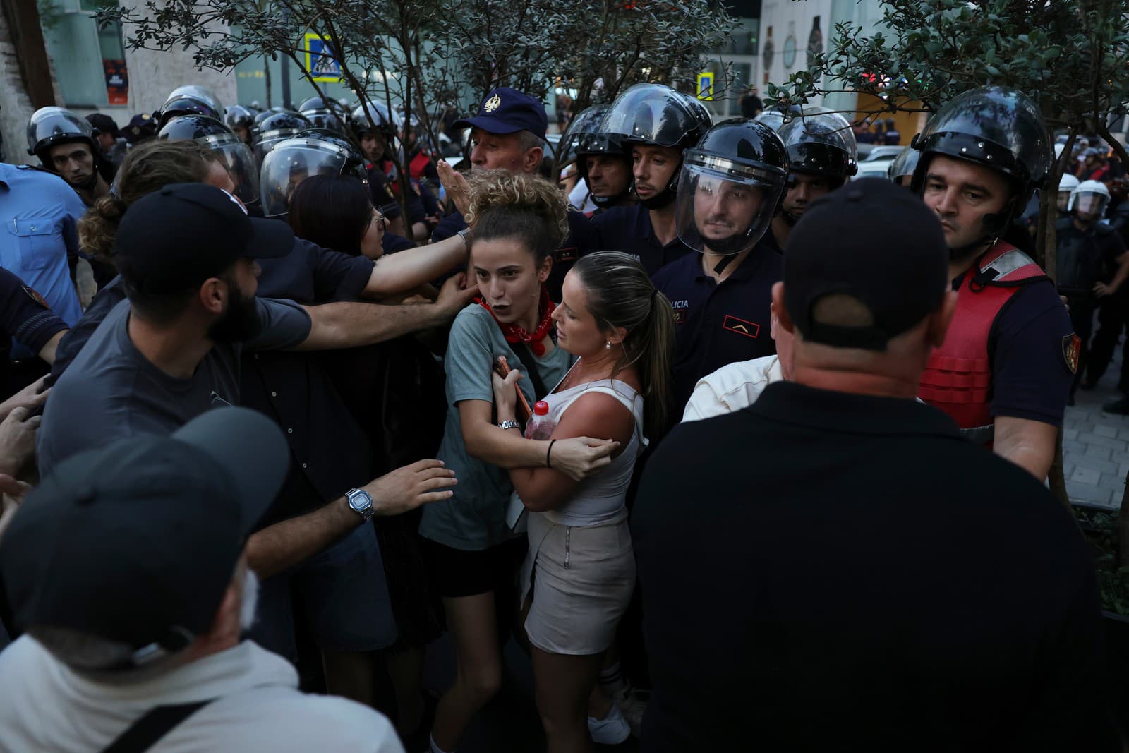 Protest pred albánskym parlamentom. 