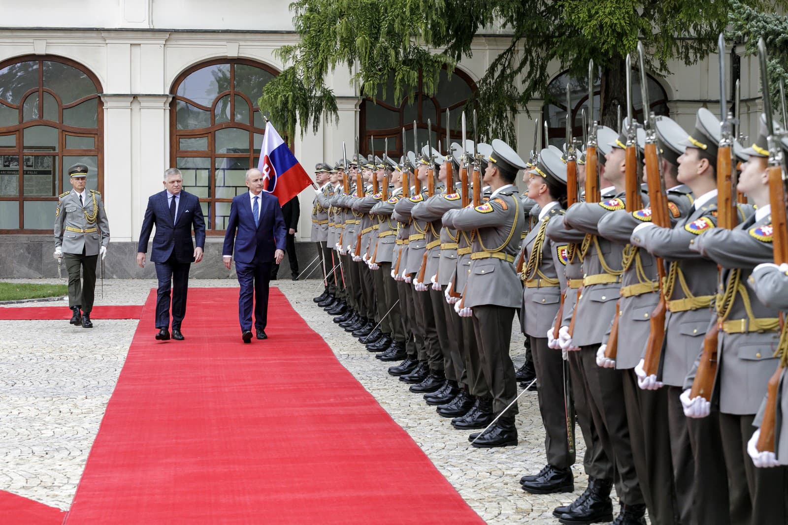 predseda vlády SR Robert Fico a premiér Írska Micheál Martin pred ich spoločným bilaterálnym stretnutím na Úrade vlády SR