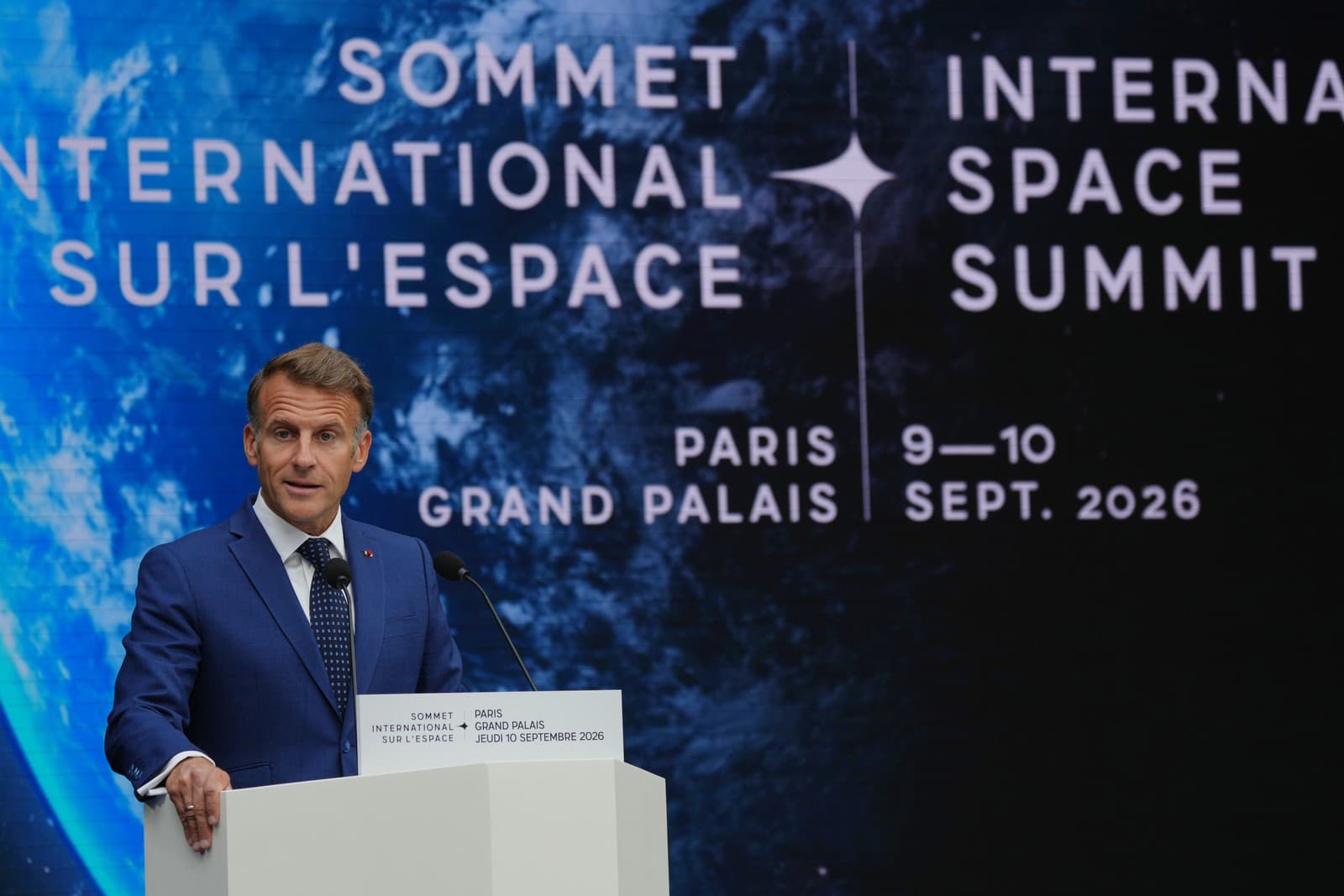 Francúzsky prezident Emmanuel Macron reční počas príhovoru na Medzinárodnom vesmírnom summite v Paríži.