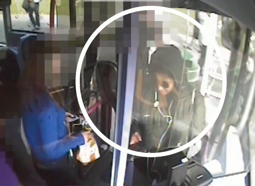 Zábery z bezpečnostnej kamery zachytávajú Vitoriu, ako nastupuje do autobusu číslo 87 vo Wivenhoe.