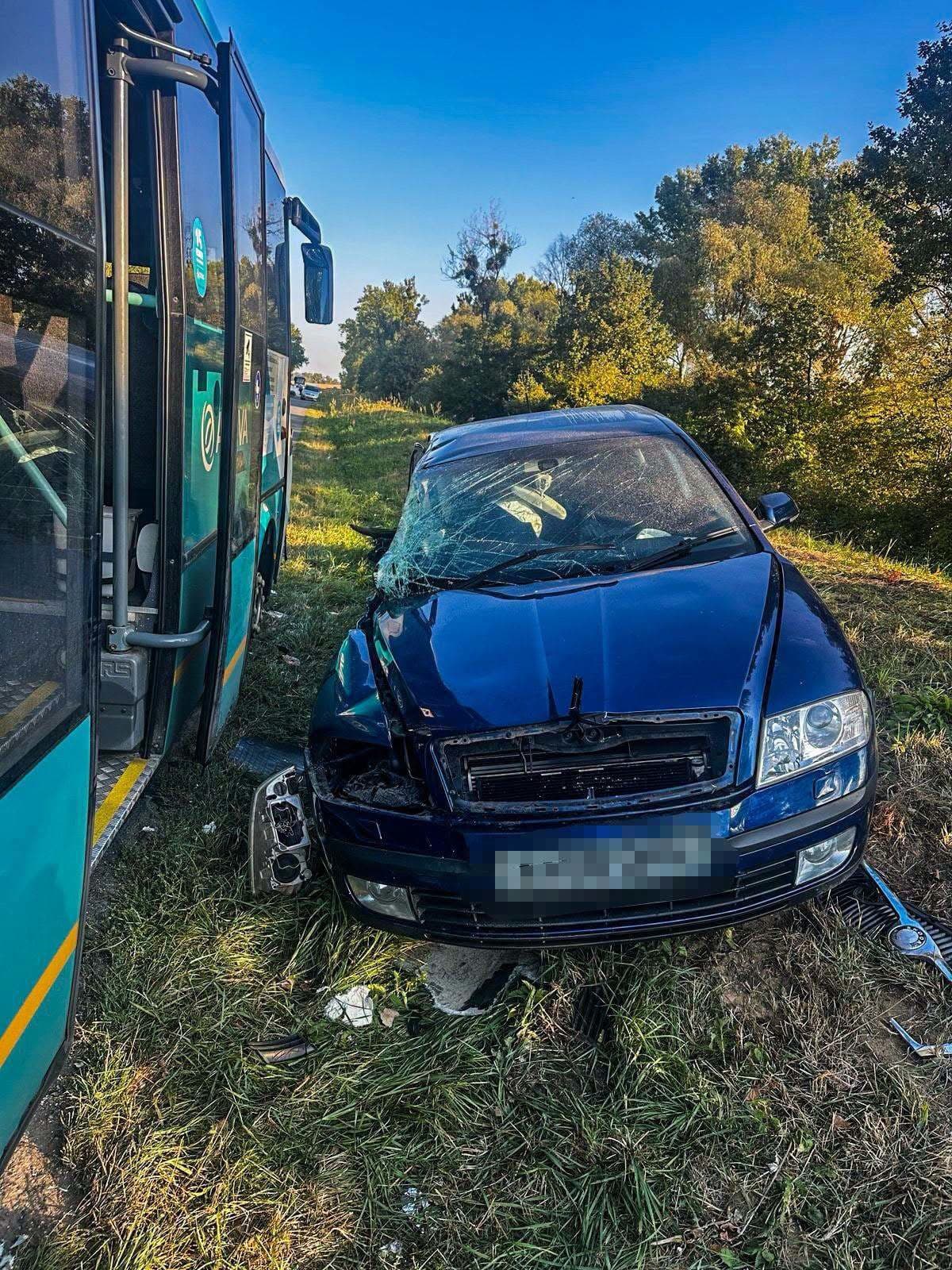 Pri Drahňove sa zrazil autobus s autom