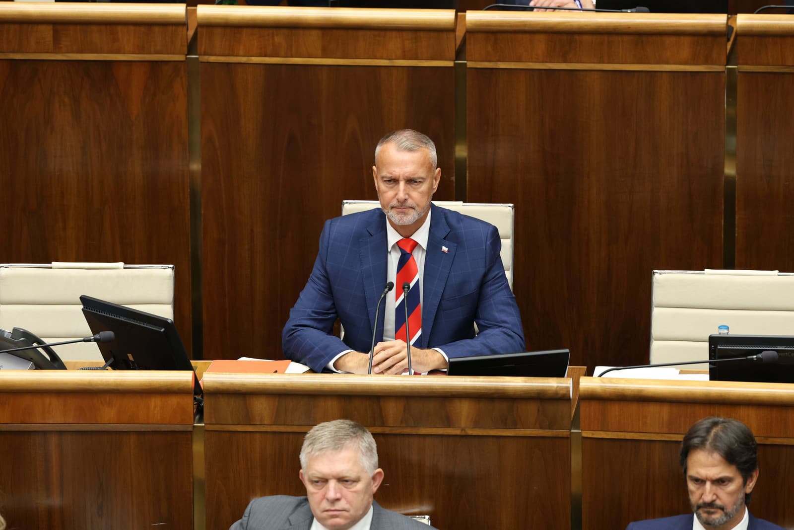 Politici mali mať napriek
