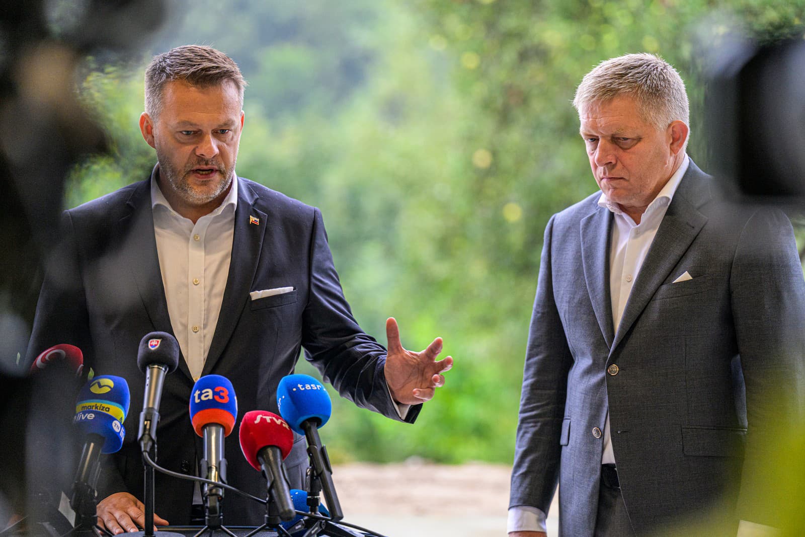 Na snímke zľava predseda vlády SR Robert Fico a minister investícií, regionálneho rozvoja a informatizácie Samuel Migaľ po rokovaní k posúdeniu strategického projektu vodnej nádrže Tichý potok v Tichom Potoku.