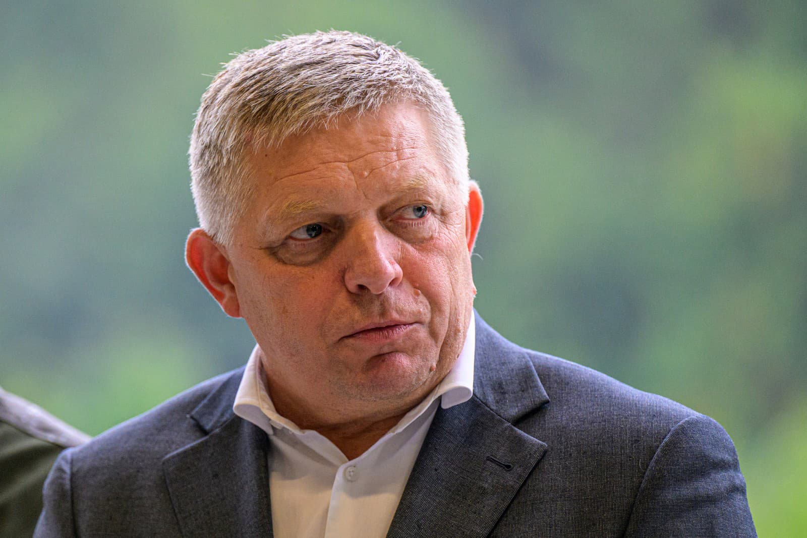 Na snímke predseda vlády SR Robert Fico po rokovaní k posúdeniu strategického projektu vodnej nádrže Tichý potok v Tichom Potoku.