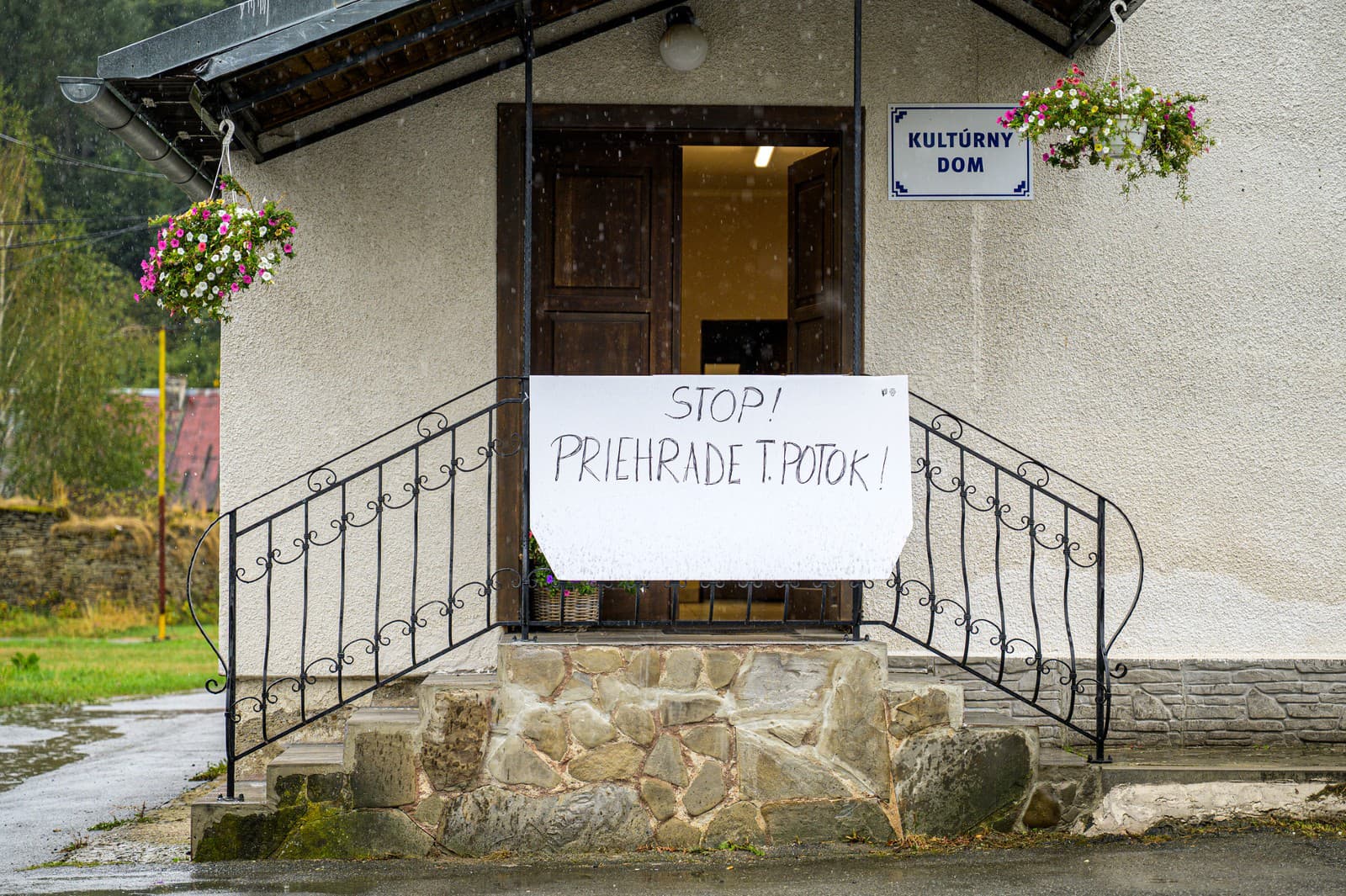 Na snímke protestný transparent proti výstavbe vodnej nádrže v Tichom Potoku.