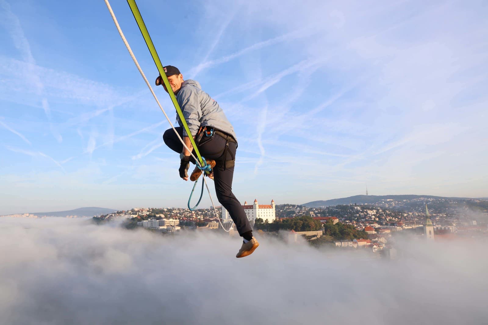 Vo výške približne 100 metrov nad Bratislavou predvádza Jaan Roose svoje umenie na slackline
