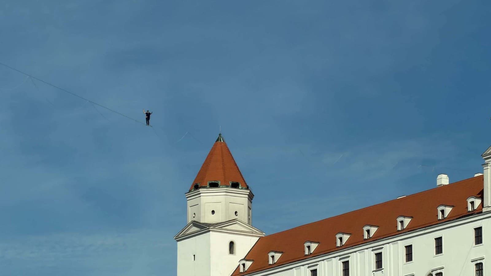 Jaan Roose balansuje nad Bratislavou pri pokuse prekonať rekord