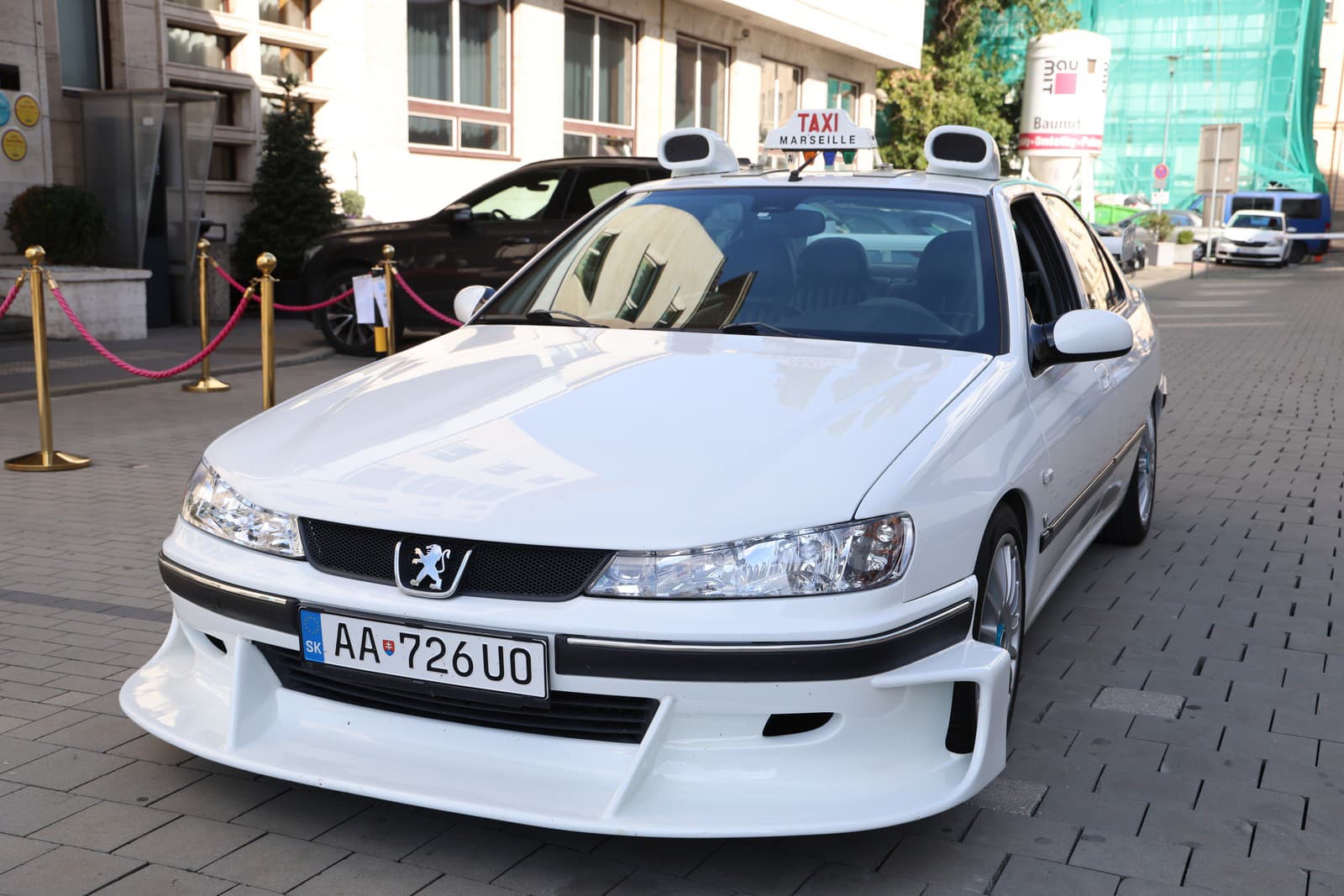So známym hercom z filmu Taxi Samy Nacerim dorazilo na Slovensko aj jeho legendárne auto.