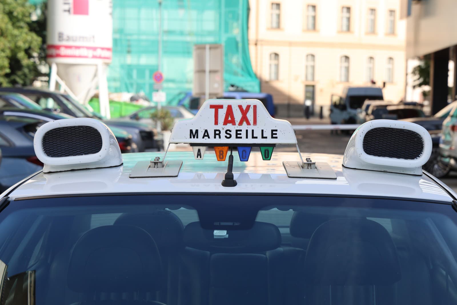 So známym hercom z filmu Taxi Samy Nacerim dorazilo na Slovensko aj jeho legendárne auto.