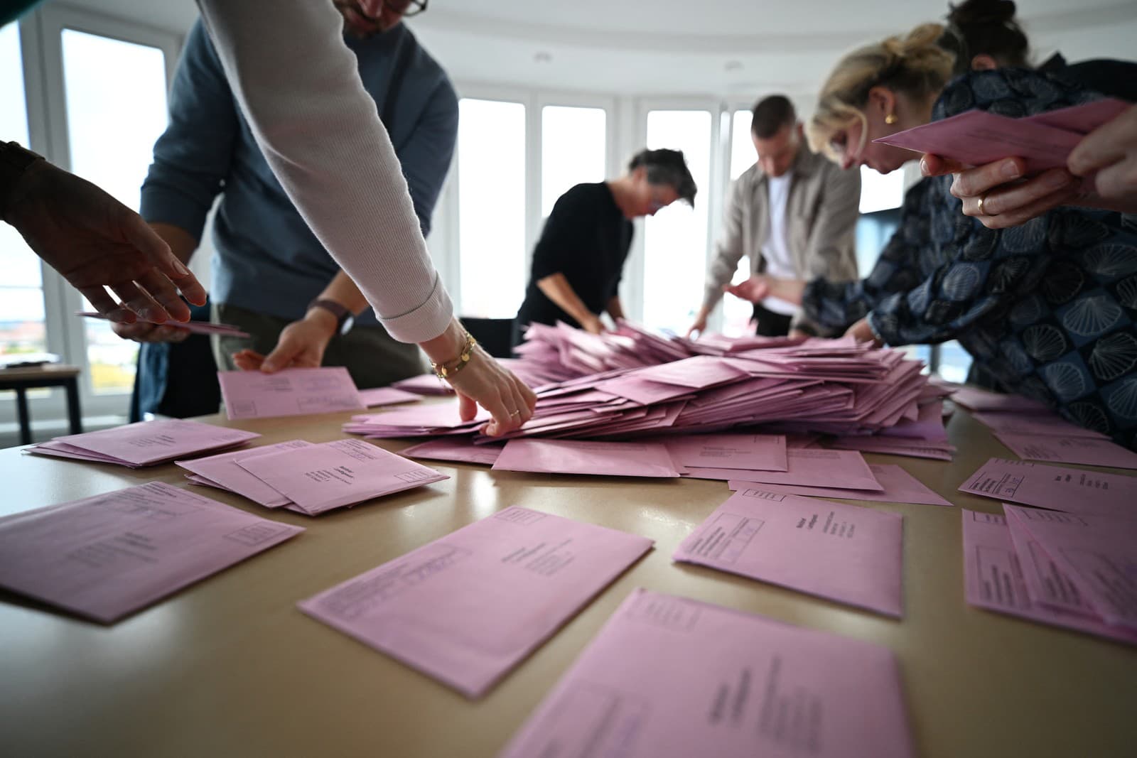 Na snímke členovia volebnej komisie sčítavajú hlasy vo Schwerine po uzatvorení volebných miestností vo voľbách do krajinského parlamentu v Meklenbursku-Predpomoransku.