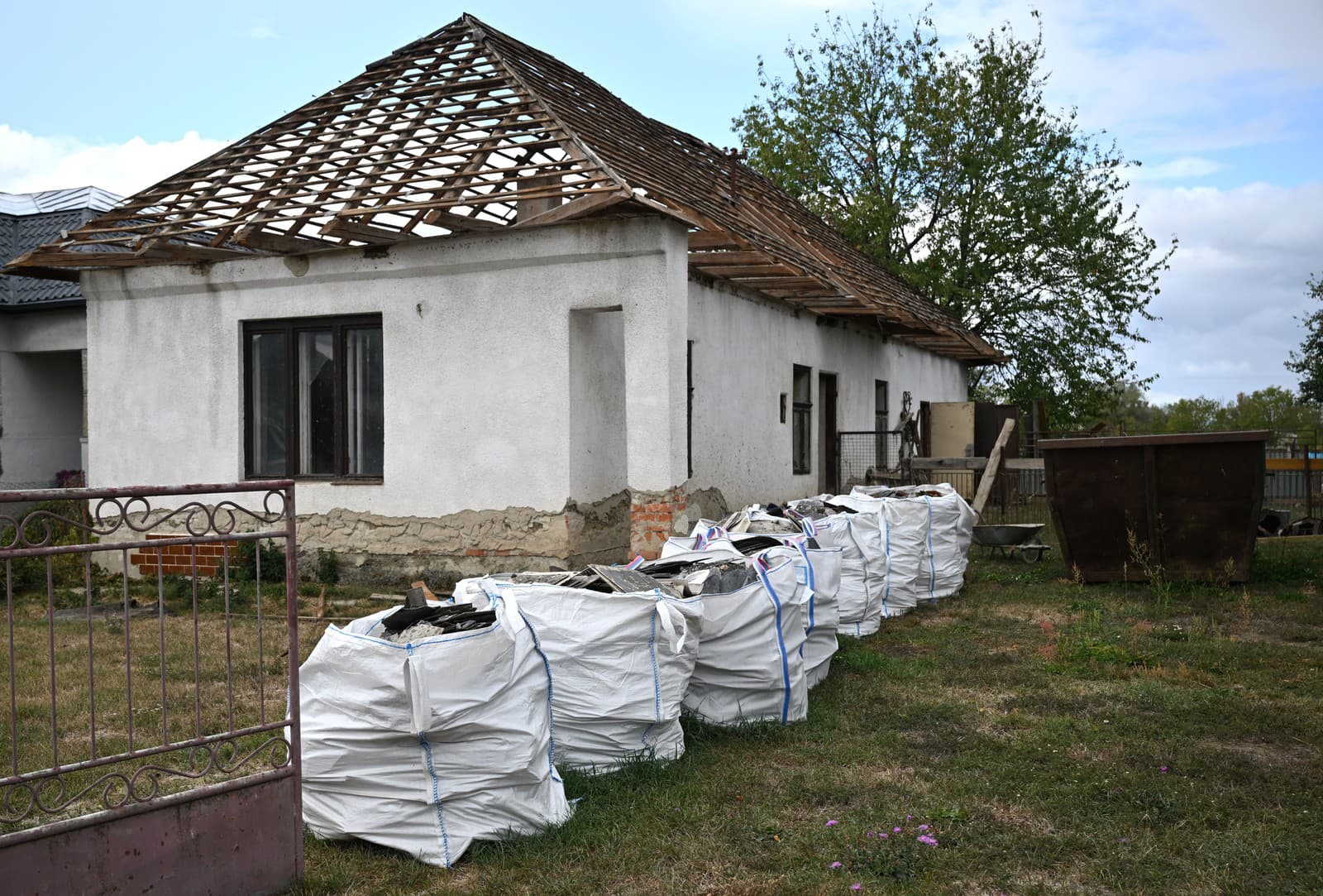 Zo šiestich obcí na Zemplíne začnú odvážať 1100 ton azbestu po júlovej búrke.