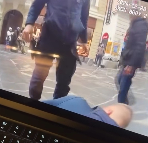 ZNEPOKOJUJÚCE video: Brutálny zásah
