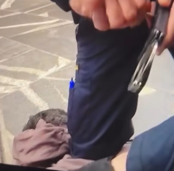 ZNEPOKOJUJÚCE video: Brutálny zásah