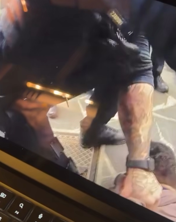 ZNEPOKOJUJÚCE video: Brutálny zásah