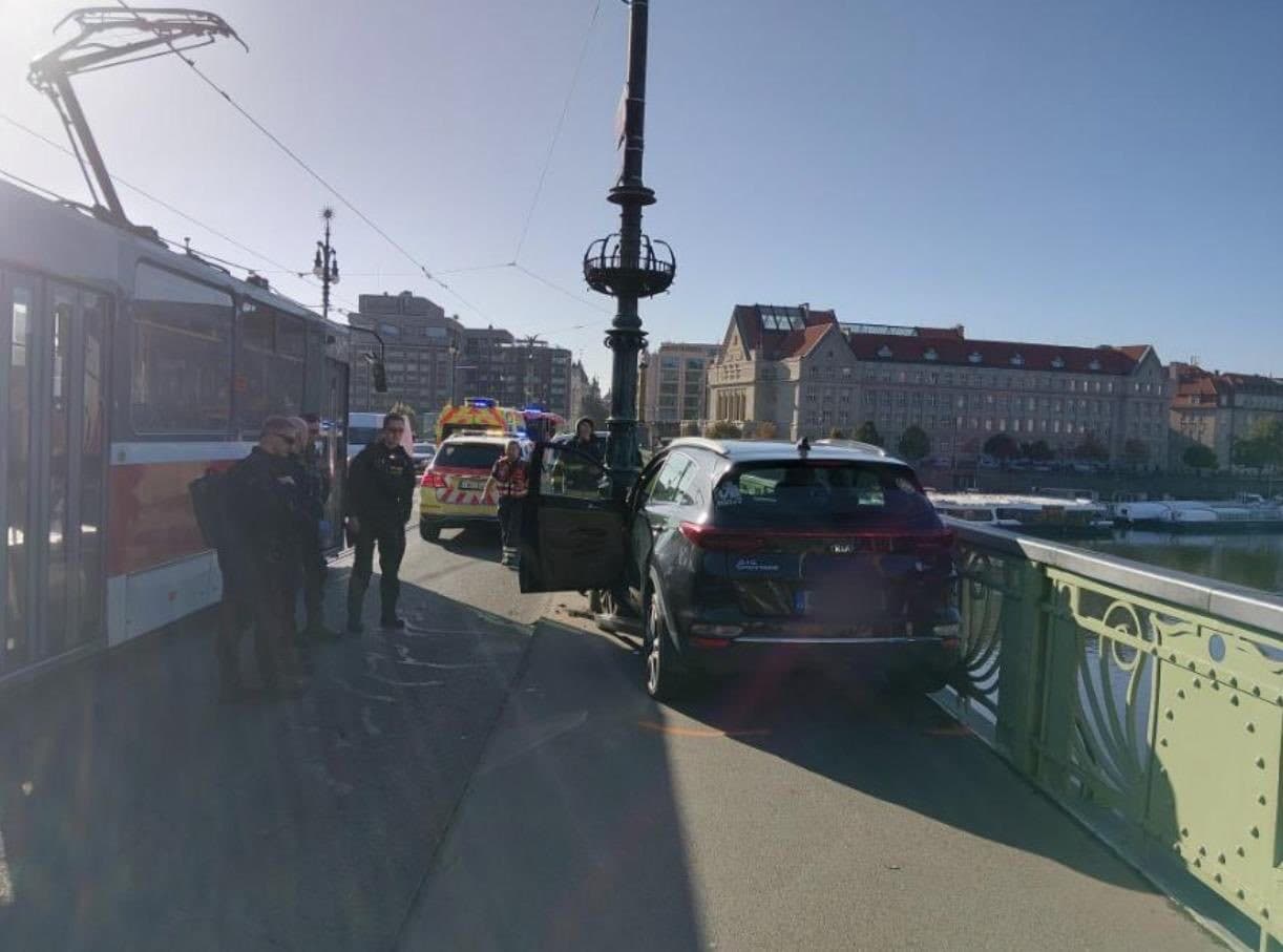 Auto v Prahe vyšlo
