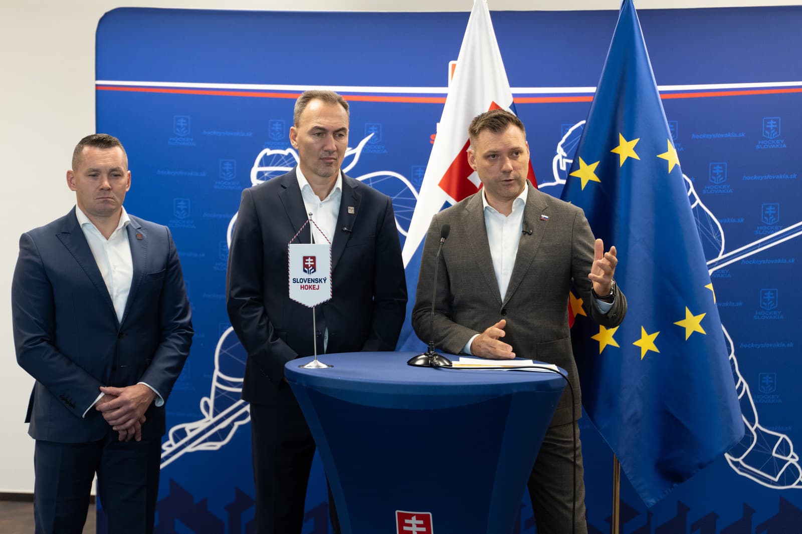 Zľava generálny sekretár Slovenského zväzu ľadového hokeja (SZĽH) Miroslav Lažo, prezident SZĽH Miroslav Šatan a minister životného prostredia SR Tomáš Taraba (nominant SNS)