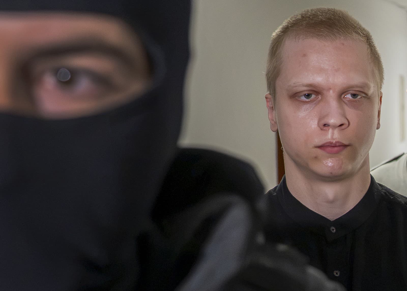 Samuel Straško prichádza v sprievode príslušníkov Zboru väzenskej a justičnej stráže (ZVJS).