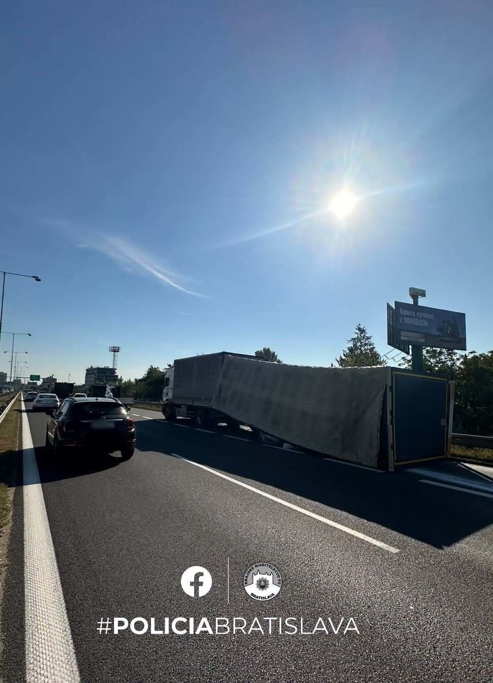 Na D1 smerom do Trnavy sa prevrátil kamión
