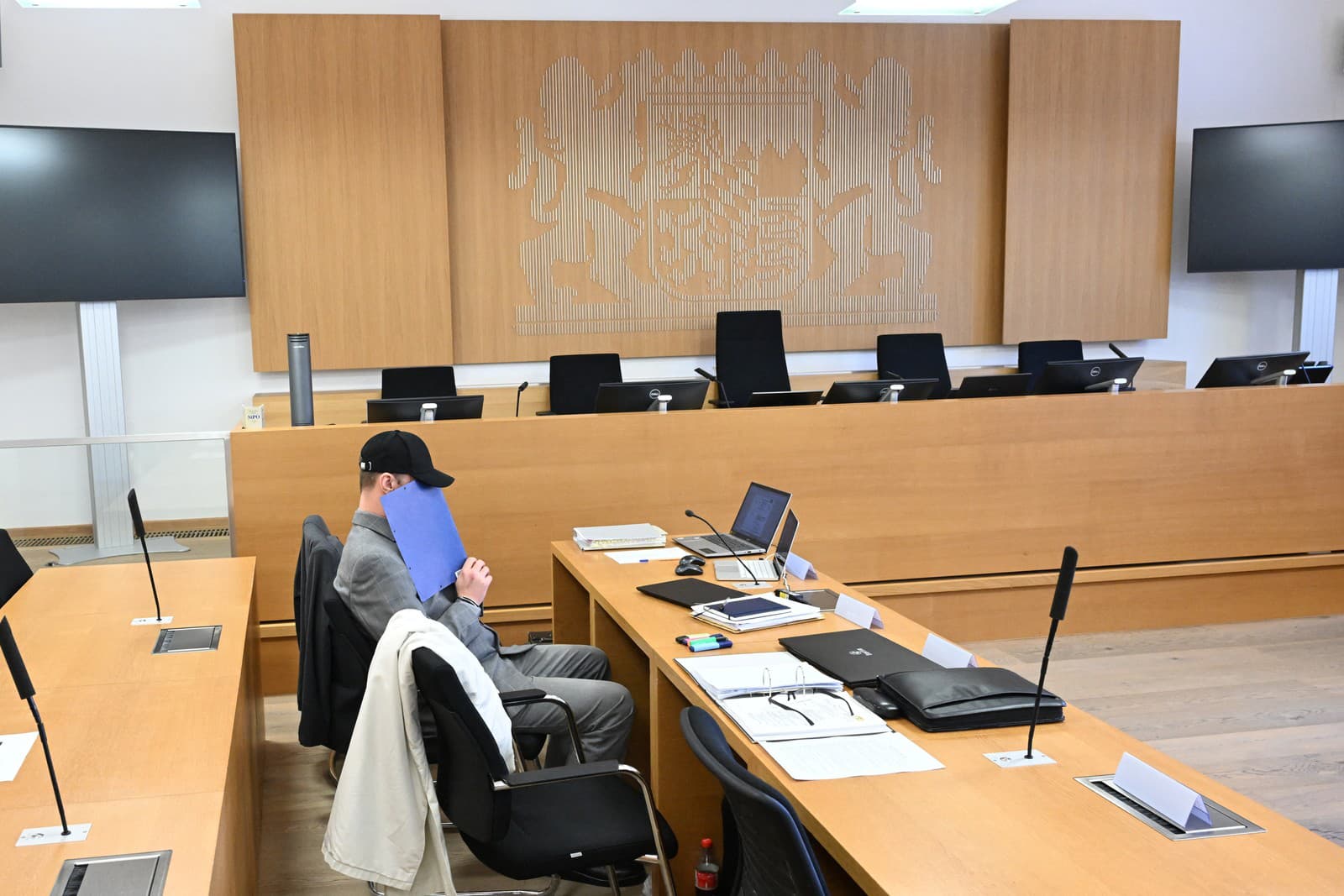 39-ročný Slovák, obžalovaný z troch vrážd, sedí v súdnej sieni v nemeckom Deggendorfe vo štvrtok 1. októbra.