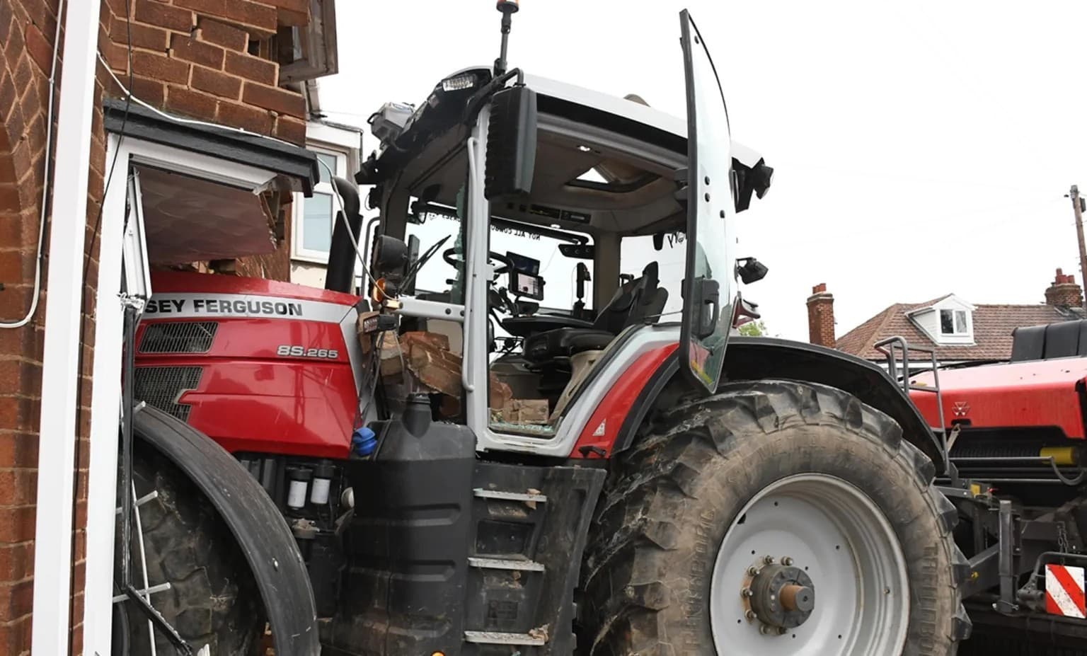 Ukradol traktor s balíkovačom