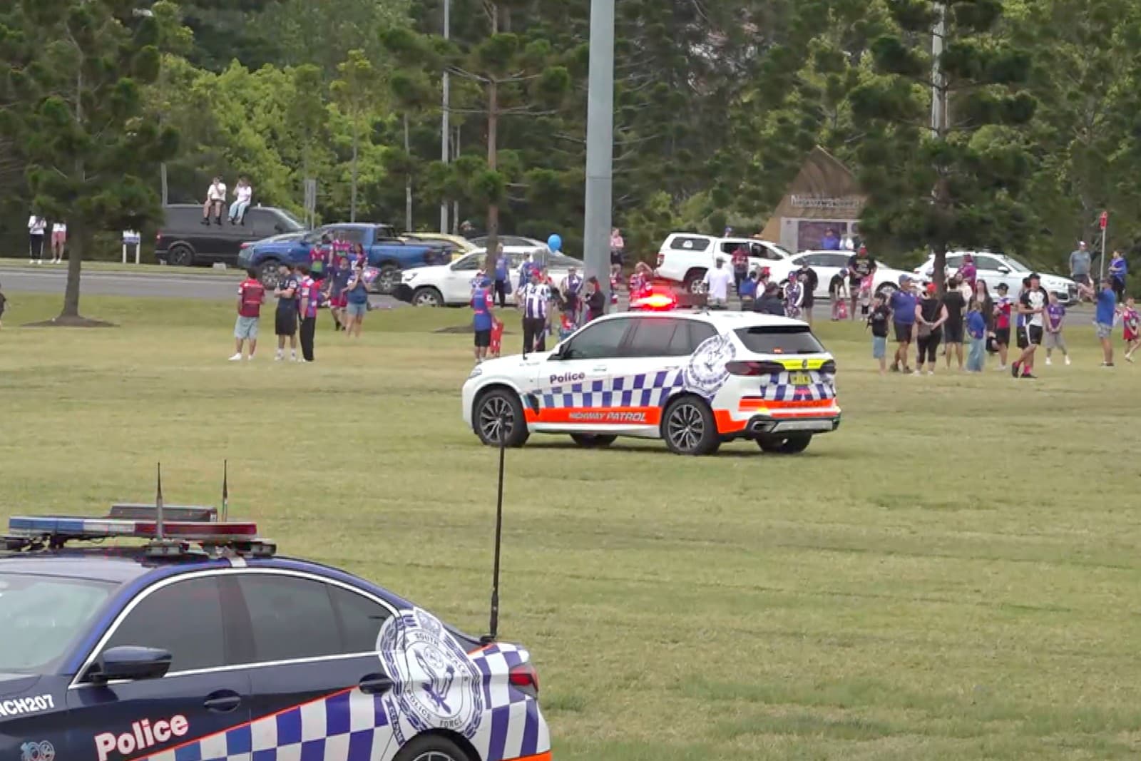 Na videosnímke záchranári a ľudia sa zhromažďujú neďaleko miesta, kde auto vrazilo do davu fanúšikov ragby v austrálskom meste Newcastle.