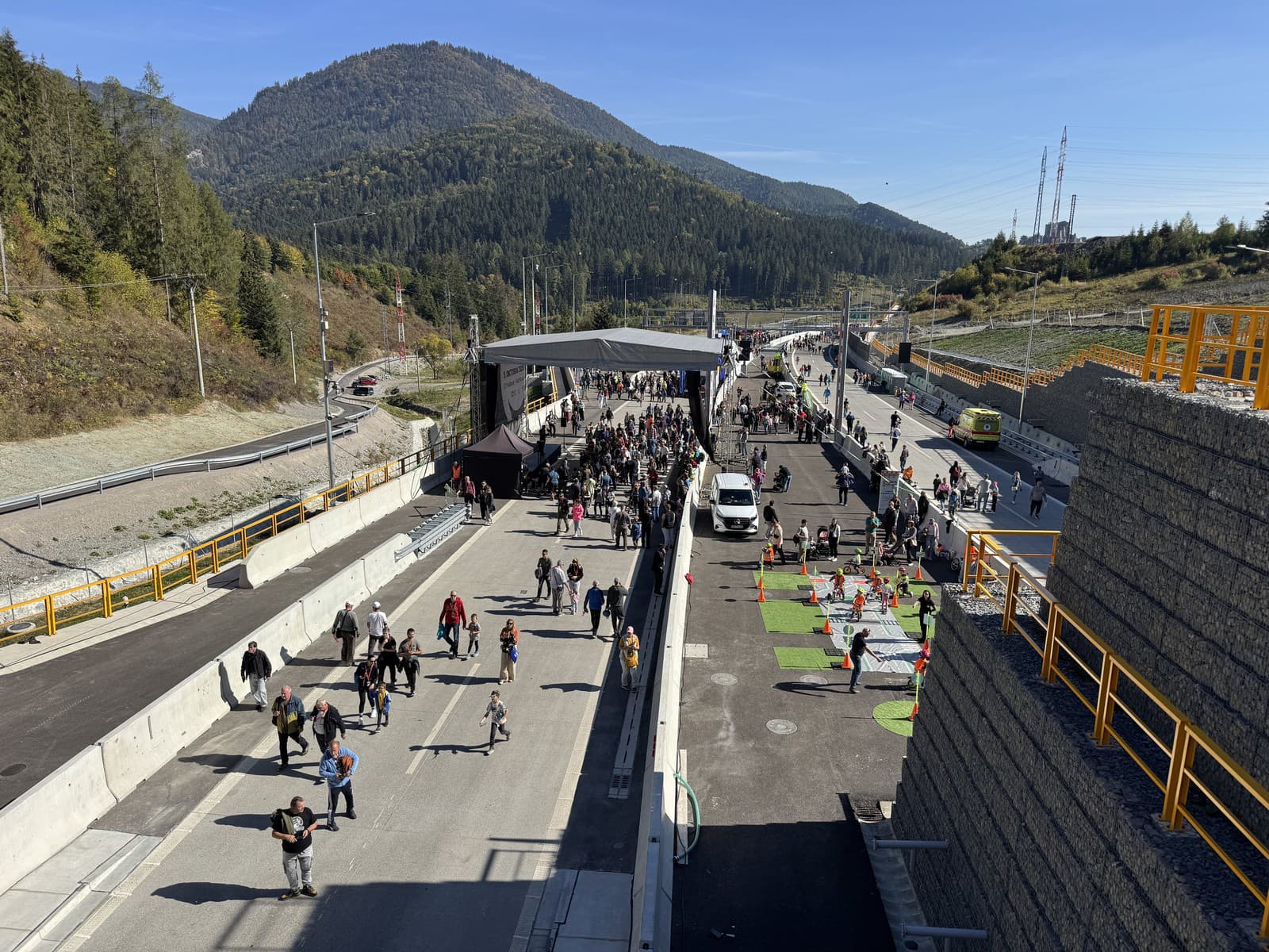 Národná diaľničná spoločnosť (NDS) v sobotu čiastočne sprístupnila verejnosti tunel Čebrať a východnú časť úseku diaľnice D1 Hubová - Ivachnová ešte pred samotným odovzdaním novej diaľnice do prevádzky.
