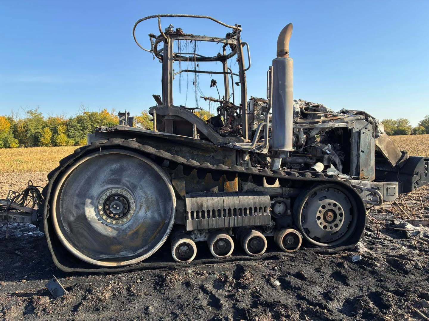 Celý traktor pohltili plamene: