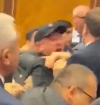 V parlamente praskli nervy
