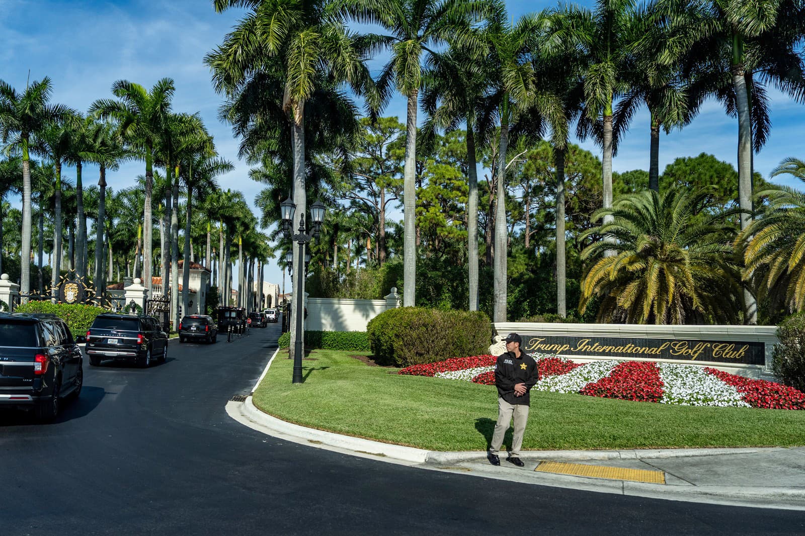 Kolóna vozidiel amerického prezidenta Donalda Trumpa prichádza do golfového klubu vo West Palm Beach na Floride.