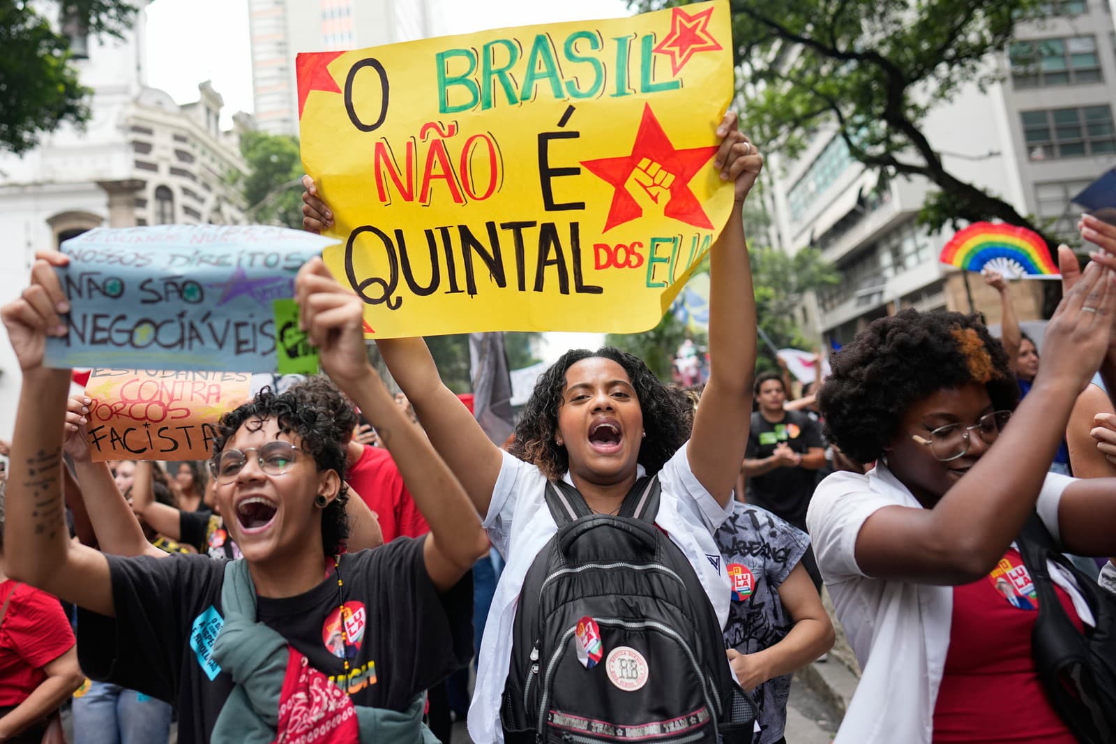 Študenti v Riu de Janeiro pochodujú na obranu verejného školstva a na podporu brazílskeho prezidenta Luiza Inácia Lulu da Silvu, ktorý sa uchádza o štvrté funkčné obdobie, a to pred rozhodujúcim kolom prezidentských volieb.