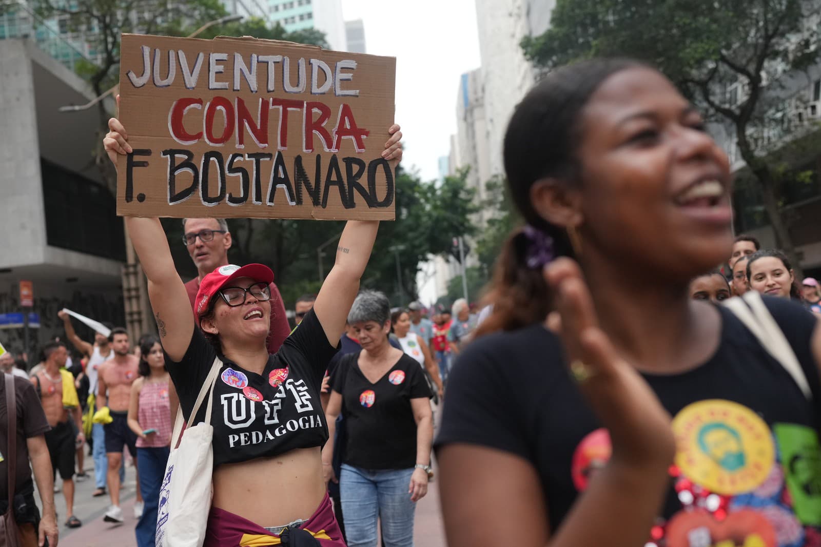 Študenti v Riu de Janeiro pochodujú na obranu verejného školstva a na podporu brazílskeho prezidenta Luiza Inácia Lulu da Silvu, ktorý sa uchádza o štvrté funkčné obdobie, a to pred rozhodujúcim kolom prezidentských volieb.