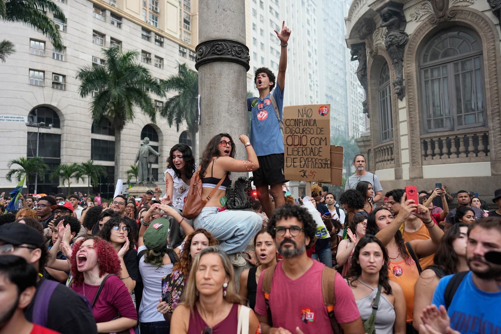 Študenti v Riu de Janeiro pochodujú na obranu verejného školstva a na podporu brazílskeho prezidenta Luiza Inácia Lulu da Silvu, ktorý sa uchádza o štvrté funkčné obdobie, a to pred rozhodujúcim kolom prezidentských volieb.