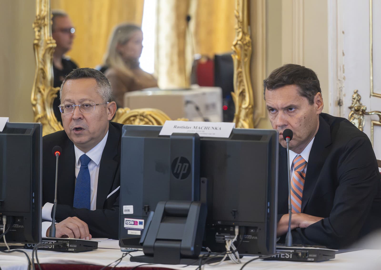 Minister Ladislav Kamenický (vľavo) a Rastislav Machunka na rokovaní tripartity.