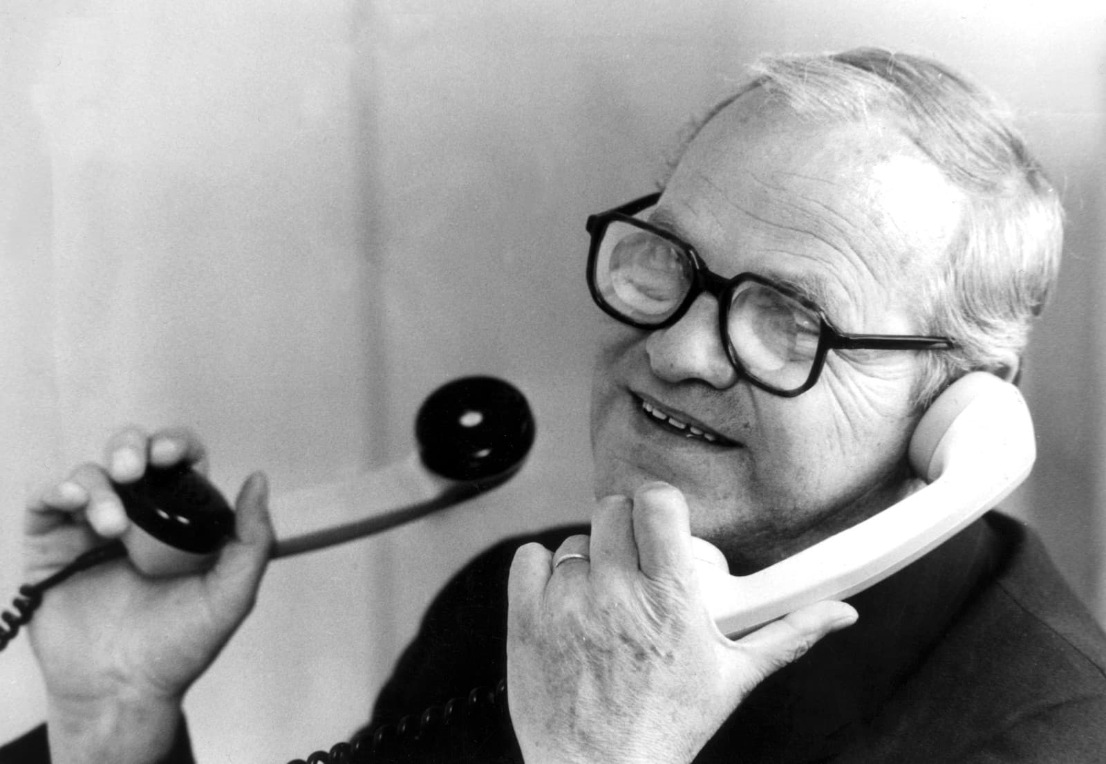 Milan Šimečka bol Český filozof, publicista, humanista, literárny kritik, spisovateľ a disident revoltujúci proti totalite, signatár Charty 77 Milan Šimečka, zomrel v septembri 1990. Zároveň je starým otcom lídra Progresívneho Slovenska, Michala Šimečku.