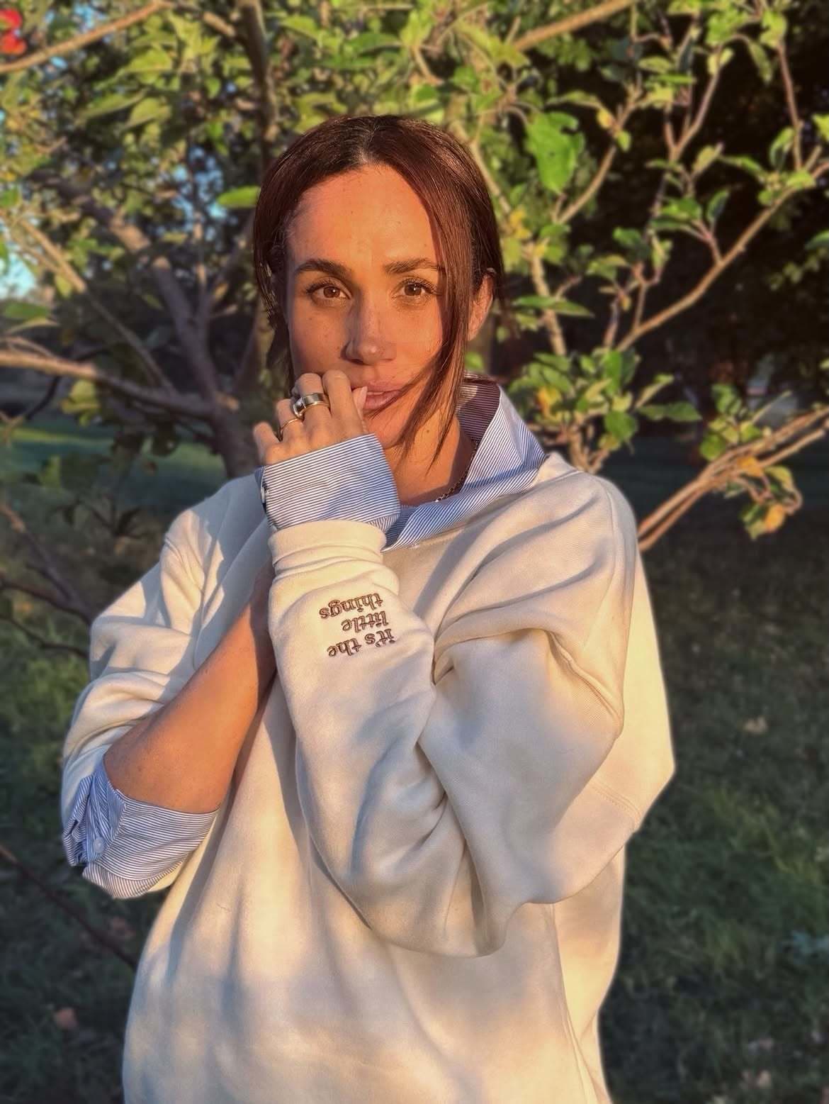 Meghan navrhla mikinu pre charitatívne účely 