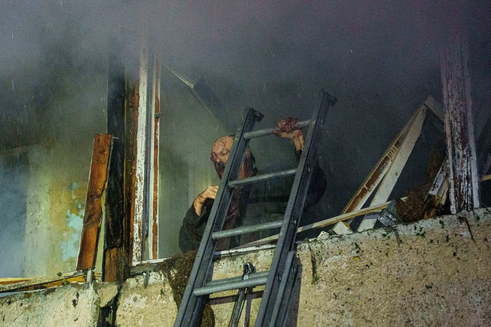 Na snímke Leonid, zranený miestny obyvateľ, čaká na záchranu na balkóne viacposchodového bytového domu, ktorý zasiahol  útok ruskej armády v Kyjeve.
