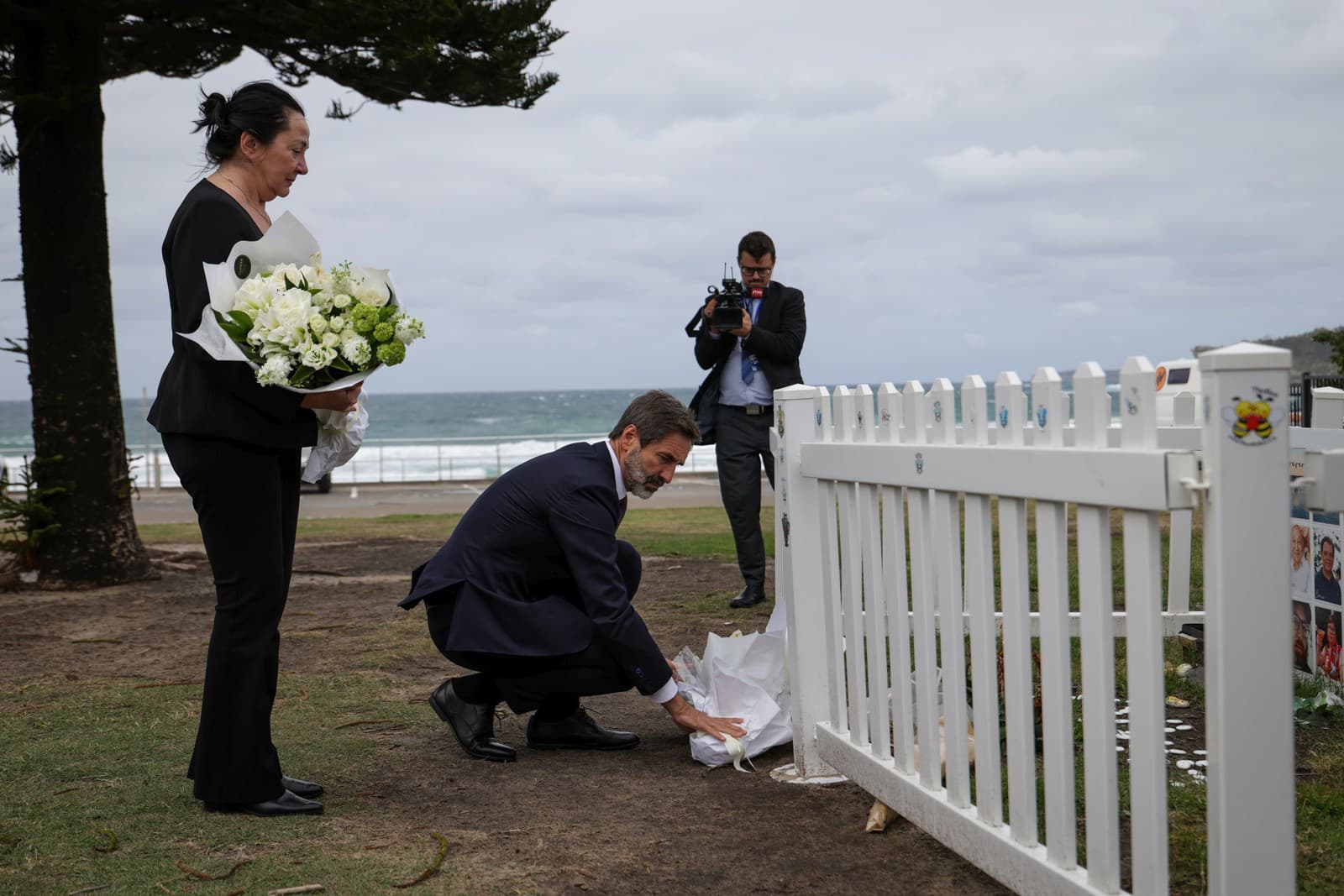 Minister zahraničných vecí a európskych záležitostí SR Juraj Blanár a veľvyslankyňa SR v Austrálii Monika Tomašovičová pri pietnom mieste útoku na Bondi Beach v Sydney.
