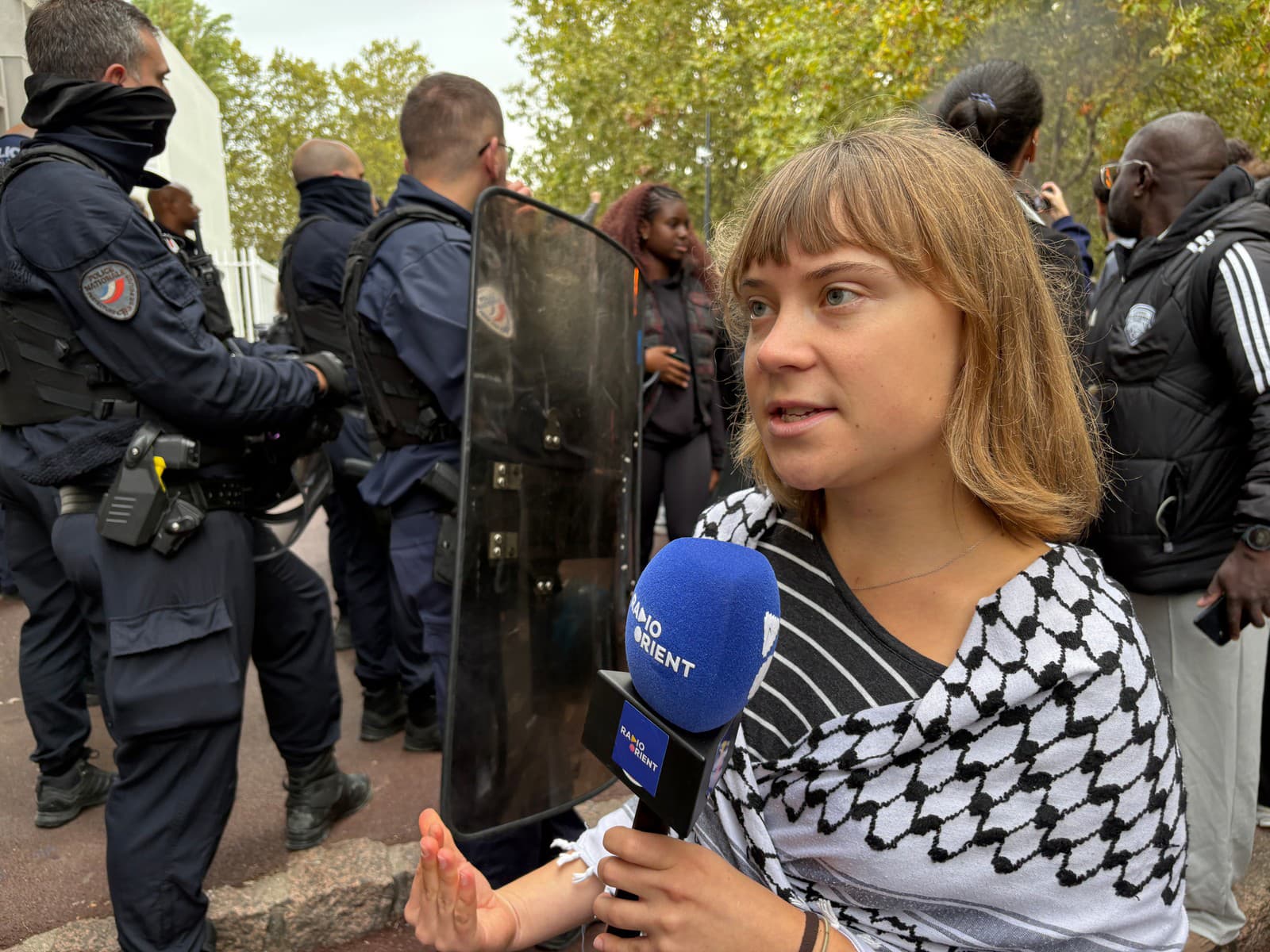 Aktivistka Greta Thunbergová odpovedá na otázky novinárov počas zhromaždenia pred strednou školou Paula Éluarda v rámci protestu proti nedostatočnému vybaveniu škôl v Saint-Denis na predmestí Paríža.