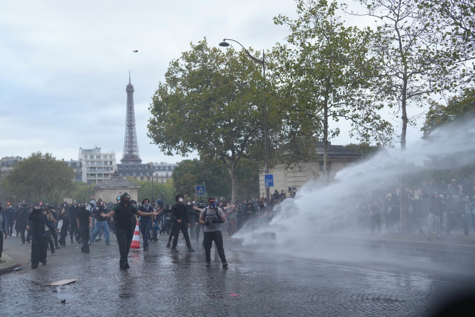 Policajti používajú vodné delo po protestnom pochode za lepšie pomery v školstve v Paríži.