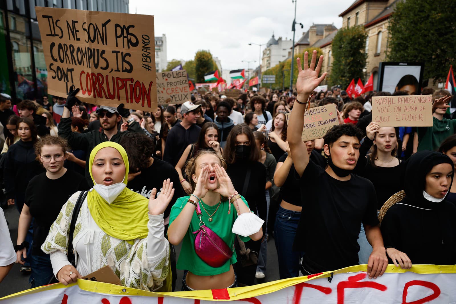 Študenti skandujú slogany počas protestu za lepšie pomery v školstve vo francúzskom meste Rennes.